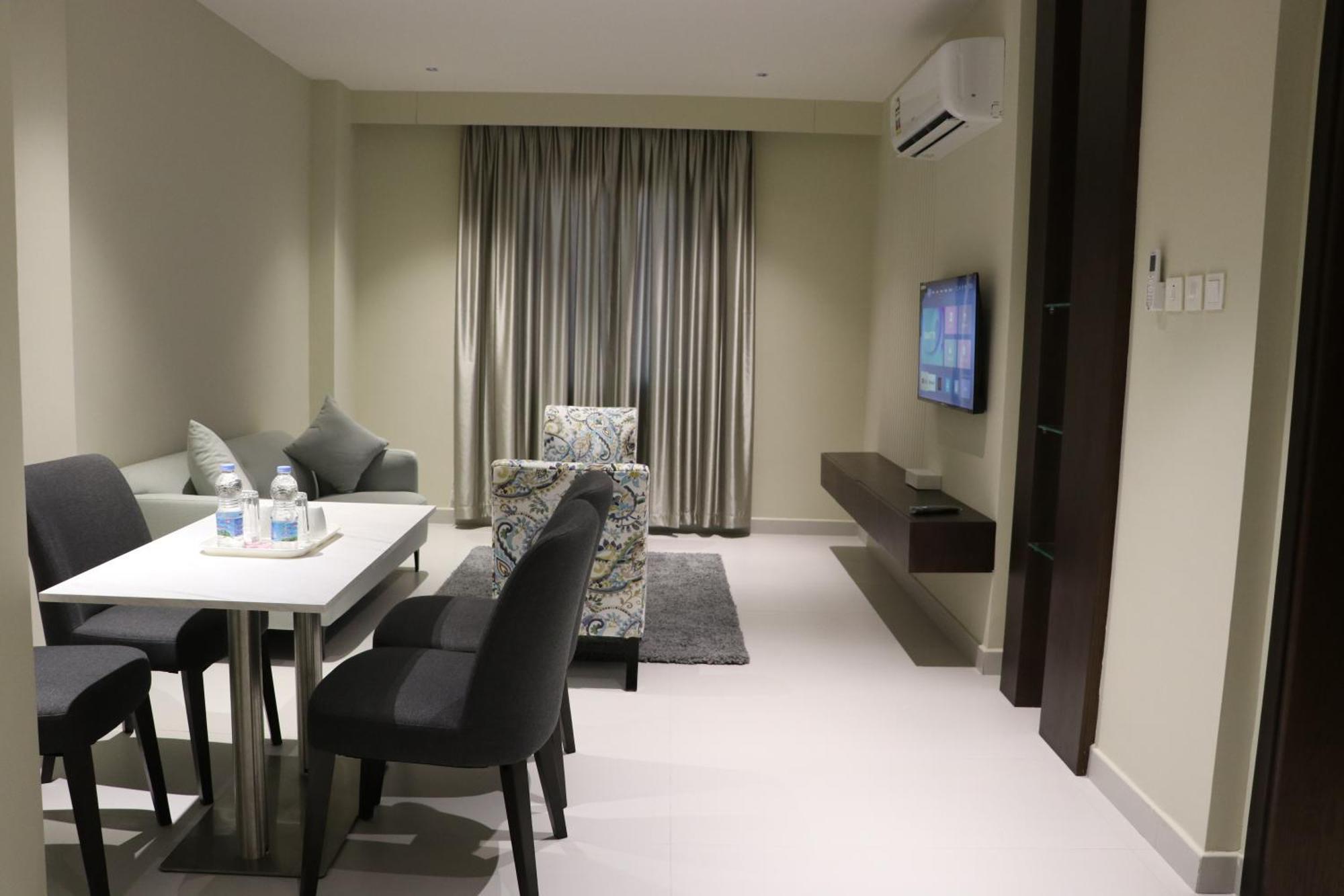 Jarzez Hotel Apartments Al Hail 锡卜 外观 照片